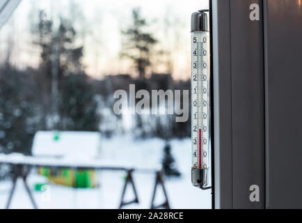 Vague de froid en Europe en hiver. Thermomètre extérieur style ancien montrant -18 degrés de froid. Banque D'Images