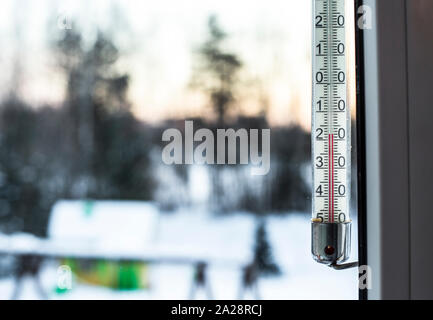 Vague de froid en Europe en hiver. Thermomètre extérieur style ancien montrant -18 degrés de froid. Banque D'Images