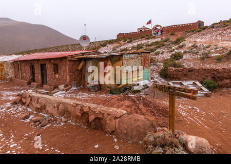 Neige légère dans le village andin de Machuca, altitude de 4,000m, San Pedro de Atacama, Región de Antofagasta, Chili, Amérique Latine Banque D'Images