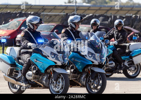 OSTRAVA, RÉPUBLIQUE TCHÈQUE - le 21 septembre 2019 : Journées de l'OTAN. Flics moteur de la police de la route tchèque effectuer un affichage dynamique. Banque D'Images