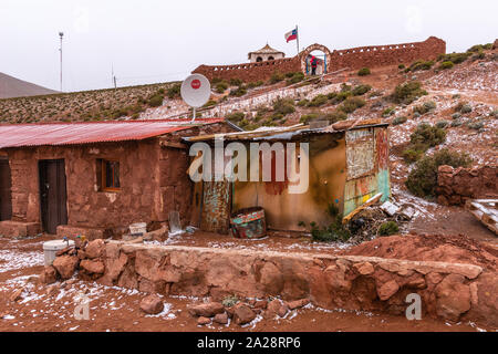 Neige légère dans le village andin de Machuca, altitude de 4,000m, San Pedro de Atacama, Región de Antofagasta, Chili, Amérique Latine Banque D'Images