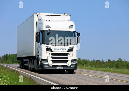 Scania R580 nouveau blanc camion lourd sur route sur une journée ensoleillée de l'été avec ciel bleu. Jamsa, Finlande. Le 6 juin 2019. Banque D'Images