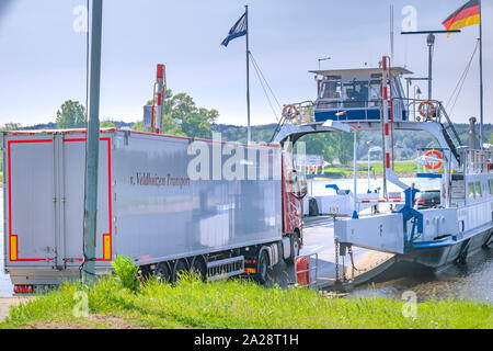 Neu Darchau, Allemagne - 20 mai 2019 : la conduite de camions sur un ferry près de Neu Darchau, Allemagne, de traverser l'Elbe. Banque D'Images