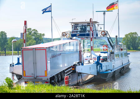 Neu Darchau, Allemagne - 20 mai 2019 : la conduite de camions sur un ferry près de Neu Darchau, Allemagne, de traverser l'Elbe. Banque D'Images