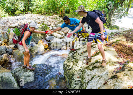 Les randonneurs cross creek sur un sentier en direction de Ciudad Perdida, la Ville Perdue, en Colombie Banque D'Images