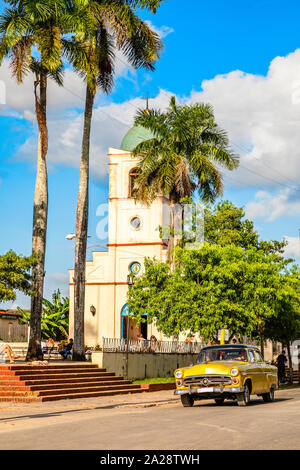 Vieille église de Vinales et voiture rétro jaune sur la route, Pinar del Rio, Cuba Banque D'Images