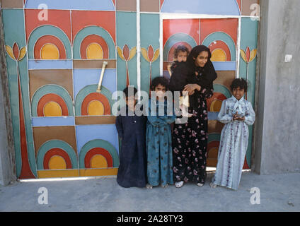 Emirats Arabes Unis à l'extérieur de son entrée dans la cour de la famille de portes de métal peint, Dubaï, Émirats Arabes Unis Banque D'Images