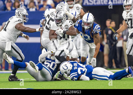 Indianapolis, Indiana, USA. Sep 29, 2019. Oakland Raiders running back Jalen Richard (30) porte le ballon dans la première moitié du match entre les Oakland Raiders et les Indianapolis Colts au Lucas Oil Stadium, Indianapolis, Indiana. Crédit : Scott Stuart/ZUMA/Alamy Fil Live News Banque D'Images