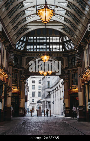 Londres, Royaume-Uni - 07 septembre 2019 : des boutiques et des cafés à l'arcade de Leadenhall Market, marché populaire de Londres qui a été construite au 19ème siècle. Peop Banque D'Images