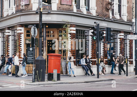 Londres, Royaume-Uni - 07 septembre 2019 : Les gens de l'extérieur de la pub Culpeper à Shoreditch, un quartier branché de l'East End de Londres qui est à la maison à une variété de marchés, Banque D'Images