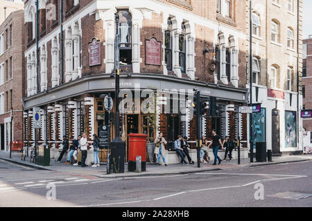 Londres, Royaume-Uni - 07 septembre 2019 : Les gens de l'extérieur de la pub Culpeper à Shoreditch, un quartier branché de l'East End de Londres qui est à la maison à une variété de marchés, Banque D'Images