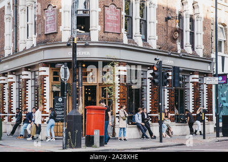 Londres, Royaume-Uni - 07 septembre 2019 : Les gens de l'extérieur de la pub Culpeper à Shoreditch, un quartier branché de l'East End de Londres qui est à la maison à une variété de marchés, Banque D'Images