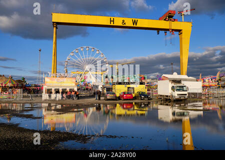 Funderland voyageant Amusement Park créé en Titanic Quarter à Belfast avec manèges sous l'H&W Cranes Banque D'Images