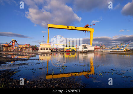 Funderland voyageant Amusement Park créé en Titanic Quarter à Belfast avec manèges sous l'H&W Cranes Banque D'Images