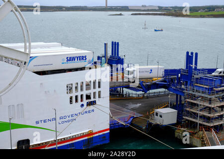 Femme de chambre à bord d'un camion de Bristol Ferry Stena à Holyhead au Pays de Galles sur le chemin de l'Irlande. Holyhead, UK. Banque D'Images