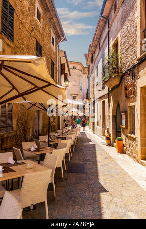 Palma de Majorque en Espagne, juillet 2015 touristes, l'un sur fauteuil roulant, profiter de visites dans la vieille ruelle étroite de Palma de Majorque, l'après-midi d'été Banque D'Images