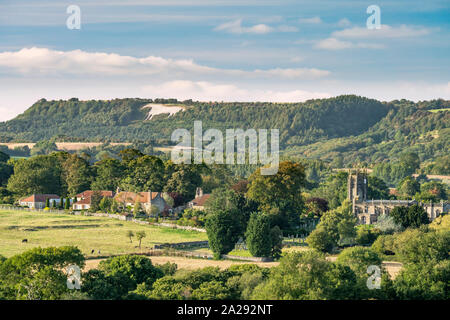 Village Coxwold lointain et Cheval Blanc de Kilburn près de Thirsk dans le North Yorkshire, UK. Banque D'Images