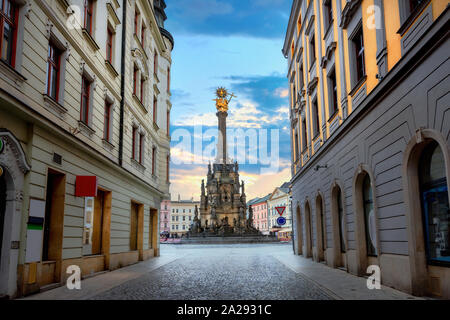 Rue piétonne avec vue de la place principale et le monument de la Sainte Trinité à Olomouc Colonne centre historique de la ville. République tchèque Banque D'Images