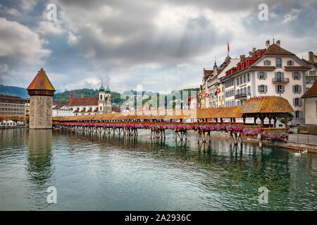Voir de beaux Pont de la chapelle à Lucerne (Luzern). La Suisse Banque D'Images
