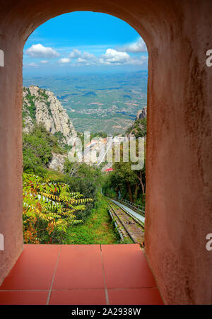 Vue pittoresque à travers la vitre sur la célèbre monastère Santa Maria de Montserrat situé dans les montagnes. La Catalogne, Espagne Banque D'Images