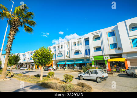 Street view avec boutiques, cafés, dans quartier résidentiel de Nabeul. La Tunisie, l'Afrique du Nord Banque D'Images