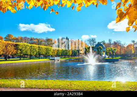 Magnifique étang avec rotonde à Kadriorg park à l'automne doré. Tallinn, Estonie Banque D'Images