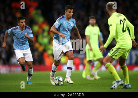 Manchester City's Rodrigo Hernandez Rodri (centre) en action au cours de l'UEFA Champions League à l'Etihad Stadium, Manchester. Banque D'Images