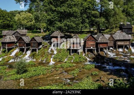 Les moulins à eau sur la rivière Pliva sur Jun.15.2016 près du centre de ville bosniaque de Jajce. Les moulins à eau ont été construits sur la rivière depuis l'âge moyen. Banque D'Images