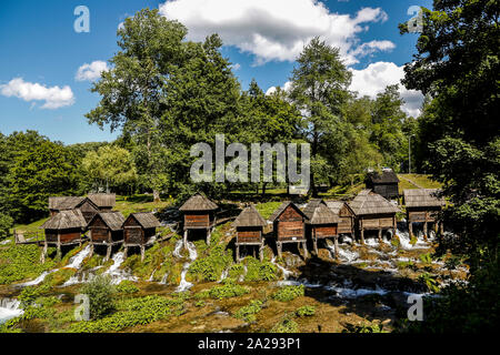 Les moulins à eau sur la rivière Pliva sur Jun.15.2016 près du centre de ville bosniaque de Jajce. Les moulins à eau ont été construits sur la rivière depuis l'âge moyen. Banque D'Images