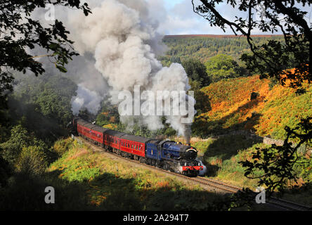 6023 Le roi Édouard II chefs passé Thomason Foss sur la NYMR pendant l'automne gala à vapeur. Banque D'Images