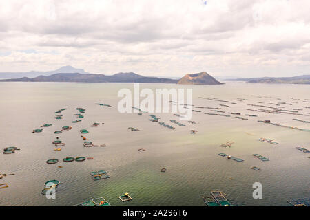 Avec un volcan Taal Lake et d'autres poissons dans une ferme, vue du dessus. Luzon, Philippines paysage tropical, montagnes et volcan au lac. Banque D'Images