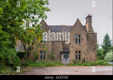 Jolis Cottages avec plantes grimpantes dans le village de Broadway, dans le comté anglais de Worcester, Cotswolds, Royaume-Uni Banque D'Images