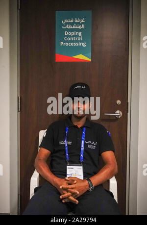 Doha, Qatar. 06Th Oct, 2019. L'athlétisme, WM, Championnat du Monde de l'IAAF, Khalifa International Stadium. Un agent de police garde le contrôle du dopage lab. Crédit : Michael Kappeler/dpa/Alamy Live News Banque D'Images