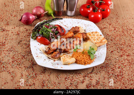 Servir le poulet Brochette de poulet avec les baies fraîches et de légumes sur une plaque blanche Banque D'Images