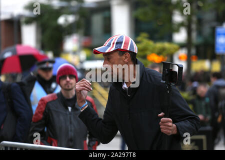 Manchester, UK. 1er octobre 2019. Les policiers sont maintenant à l'extérieur de la part des manifestants opposés à la conférence du parti conservateur. Stand Up au racisme sont la tenue d'une manifestation anti Parti conservateur Boris Johnson appelant un raciste. Le groupe de droite Jaune UK dirigé par James Goddard a crié plus de discours réalisés par Stand up au racisme et filmé leur action. L'aile droite groupe sont pro Brexit et exigé qu'ils veulent 'back' de notre pays. Manchester, Lancashire, Royaume-Uni. Crédit : Barbara Cook/Alamy Live News Banque D'Images
