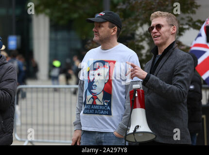 Manchester, UK. 1er octobre 2019. Les policiers sont maintenant à l'extérieur de la part des manifestants opposés à la conférence du parti conservateur. Stand Up au racisme sont la tenue d'une manifestation anti Parti conservateur Boris Johnson appelant un raciste. Le groupe de droite Jaune UK dirigé par James Goddard a crié plus de discours réalisés par Stand up au racisme et filmé leur action. L'aile droite groupe sont pro Brexit et exigé qu'ils veulent 'back' de notre pays. Manchester, Lancashire, Royaume-Uni. Crédit : Barbara Cook/Alamy Live News Banque D'Images