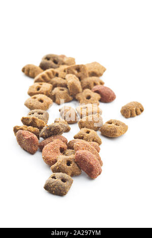 Croquette sèche d'aliments pour animaux domestiques. Pour les croquettes chien ou chat isolé sur fond blanc. Banque D'Images