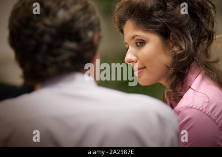 Vue d'un couple plongé dans une conversation. Banque D'Images