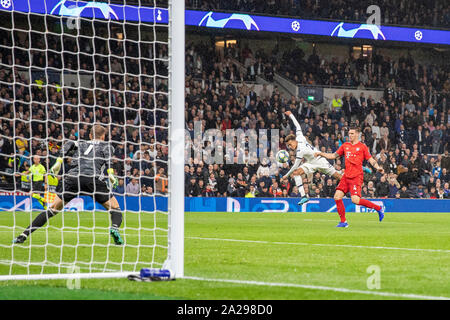 Londres, Angleterre, Royaume-Uni, le 1er octobre 2019. Alli Dele de Tottenham Hotspur tire au but au cours de l'UEFA Champions League groupe B match entre Tottenham Hotspur et le Bayern Munich au stade de Tottenham Hotspur. Photo par Mark Hawkins / Images composé Banque D'Images