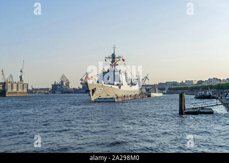 Saint Petersburg, Russie - le 26 juillet 2019 : La Marine Chinoise missiles de Xi'an (153) prêt à participer à la parade navale principal Banque D'Images