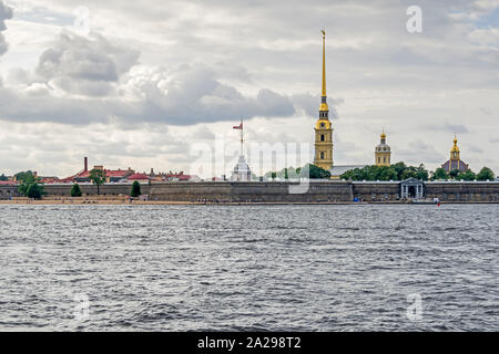 Saint Petersburg, Russie - 25 juillet 2019 : Hare Island par la rive nord de la rivière Neva et forteresse Pierre et Paul, la citadelle d'origine Banque D'Images