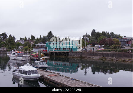 Ucluelet, île de Vancouver, Canada - 17 juin 2019 : petit quai pour les bateaux de pêche dans le centre du village, au début de la matinée Banque D'Images