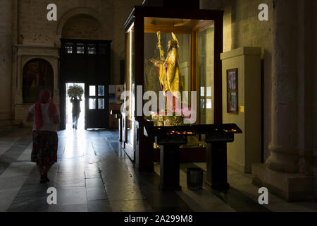 Statue de Saint Nicolas à l'intérieur de l'église de Saint Nicolas à Bari Banque D'Images