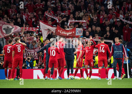 Londres, Royaume-Uni. 06Th Oct, 2019. Football : Ligue des Champions, Tottenham Hotspur - FC Bayern Munich, phase Groupe, Groupe B, 2e journée à Tottenham Hotspur Stadium. Les joueurs du Bayern célèbrent leur victoire avec les fans. Sur la droite, Thomas Müller (r) et Thiago (3e à partir de la droite) du FC Bayern Munich. Credit : Matthias Balk/dpa/Alamy Live News Banque D'Images