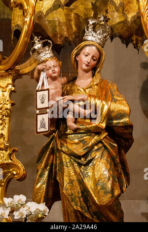 Statue de Notre Dame du Mont Carmel avec Jésus enfant et le Scapulaire dans le "Santa Maria del Carmine''Église. Banque D'Images