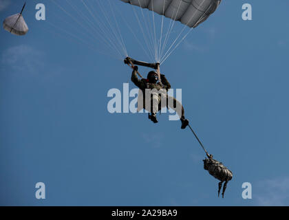 Un cavalier affecté à la 68e Brigade des forces spéciales parachutes dans Cheshnegirovo drop zone à Plovdiv, Bulgarie, le 26 septembre 2019. 68e bulgare membres SFB qui complètent le cours de chute libre militaire devraient terminer les sauts avec des sacs remplis d'engins ainsi que des fusils. (U.S. Photo de l'Armée de l'air par le sergent. Kirsten Brandes) Banque D'Images