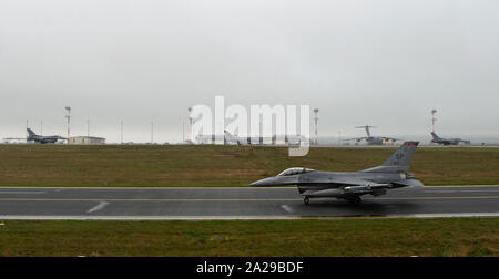 U.S. Air Force F-16 Fighting Falcon taxi durant un spectacle de forces événement à Spangdahlem Air Base, Allemagne, Octobre 1, 2019. L'événement de formation à l'honneur de la 52e Escadre de chasse à la capacité de mobiliser et de produire des avions. (U.S. Photo de l'Armée de l'air par le sergent. Preston Cherry) Banque D'Images