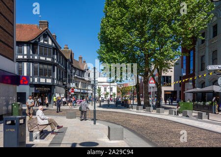 Boutiques sur la rue principale dans la région de Watford, Hertfordshire, Royaume-Uni Banque D'Images