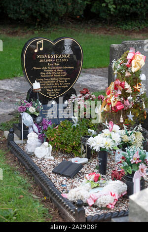 La tombe de la fin 1950-51 singer Steve étrange au Jubilee Gardens Cemetery à Porthcawl, UK. Banque D'Images