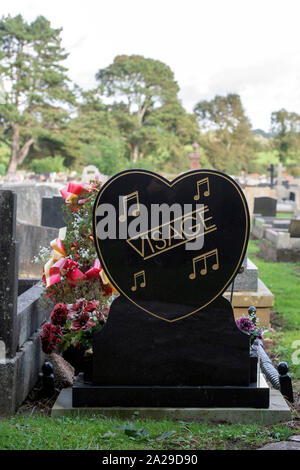 La tombe de la fin 1950-51 singer Steve étrange au Jubilee Gardens Cemetery à Porthcawl, UK. Banque D'Images